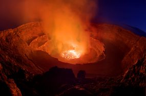 尼拉贡戈火山