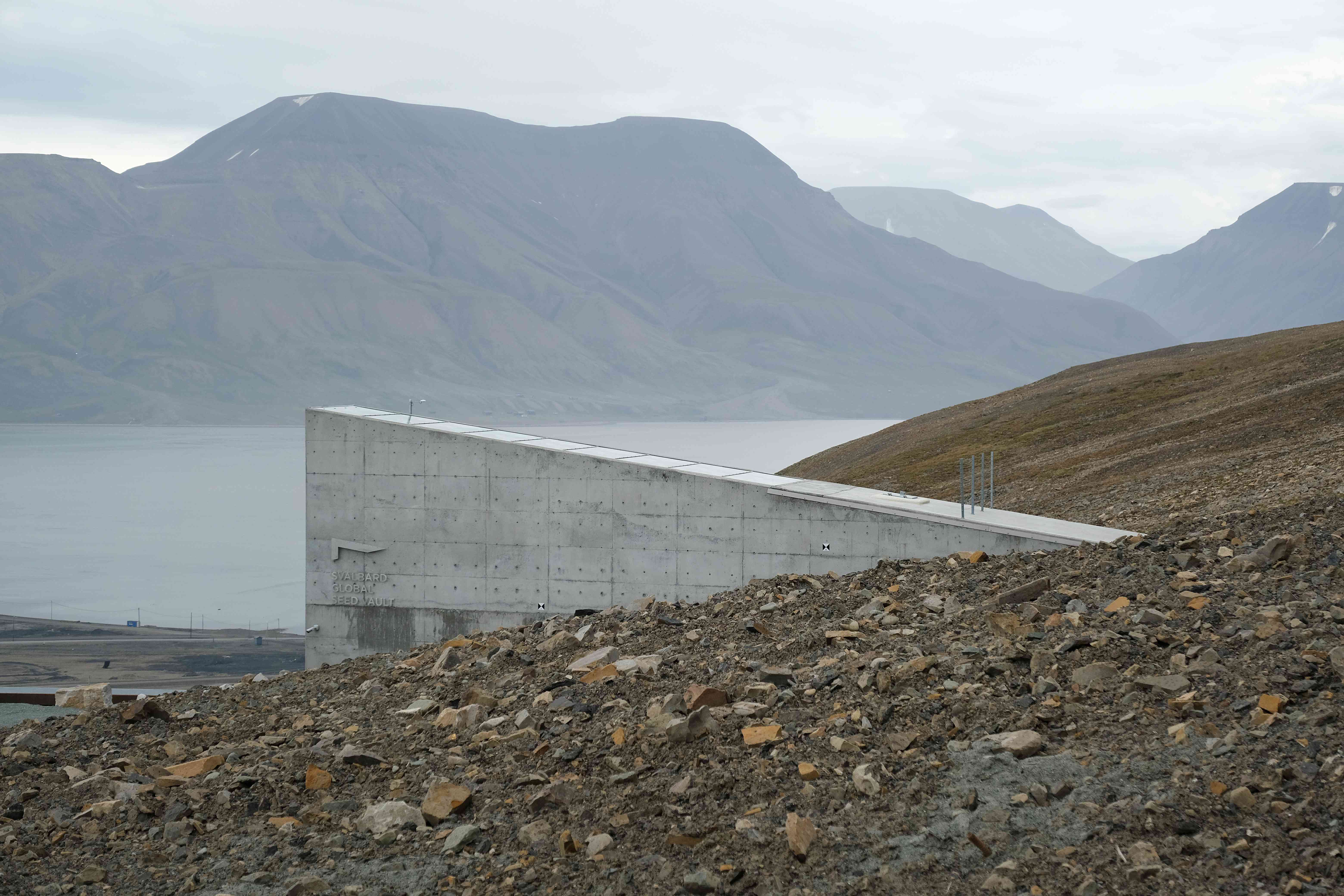Svalbard全球种子保险库的入口位于北极圈以北的Svalbard群岛上“width=