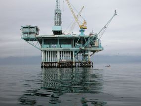 加州圣巴巴拉海岸的Alpha平台钻井平台。