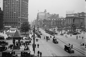 1917年，底特律，到处都是行人＂>
          </noscript>
         </div>
        </div>
        <div class=