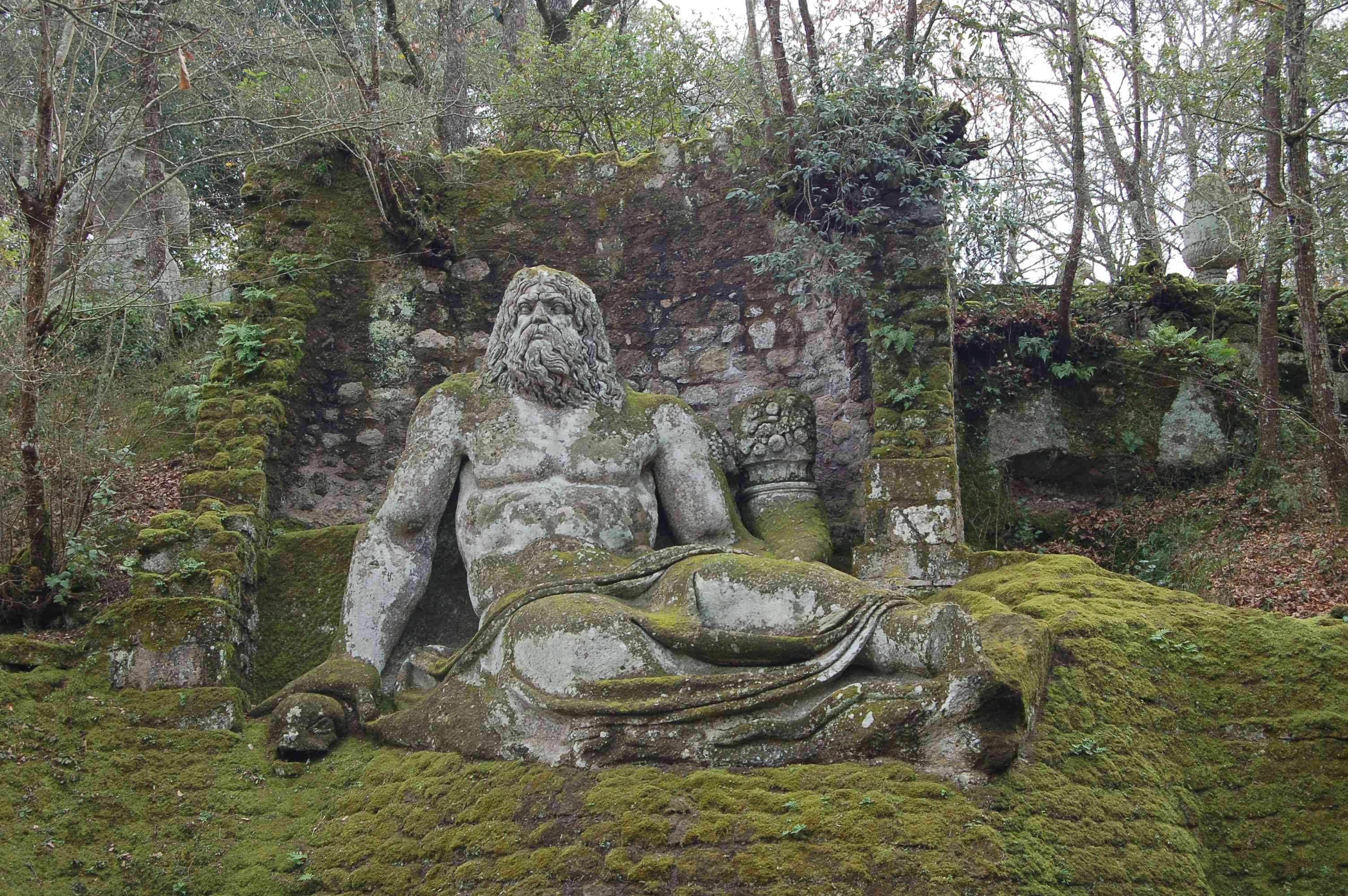 位于意大利维特博博博马佐怪兽公园的圣博斯科神庙内的海神雕像