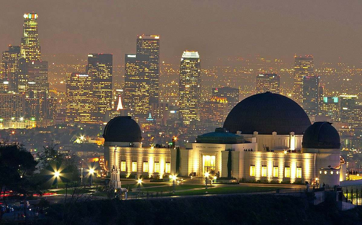 晚上与洛杉矶天际线的格里菲斯天文台背后