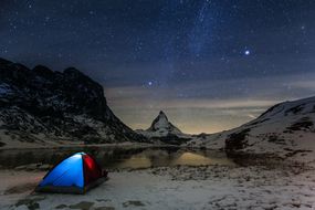 马特洪峰的繁星闪烁的夜晚,天空在策马特峰,瑞士”width=