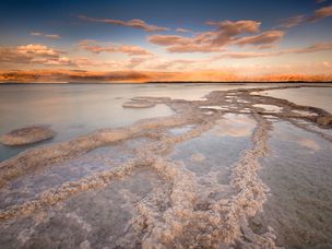 一览死海及其盐沉积的景色。