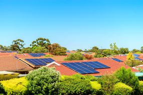 南澳大利亚的屋顶上的太阳能电池板“width=