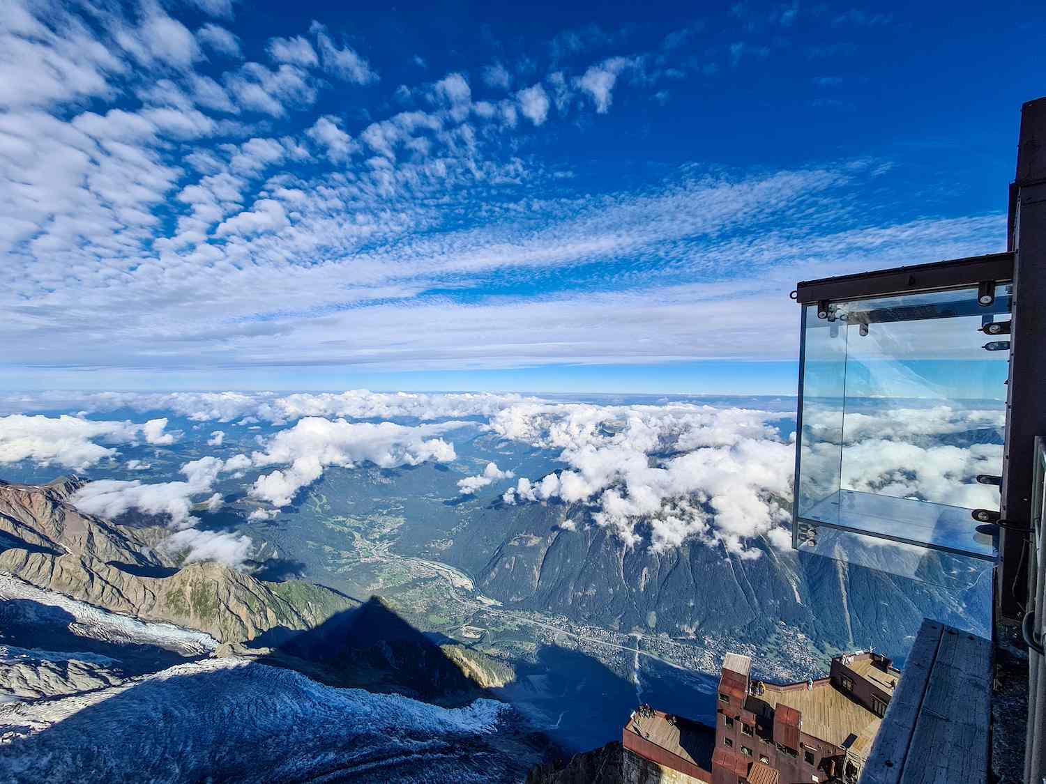 一个称为步入空隙的玻璃室悬挂在法国阿尔卑斯山的壁架上