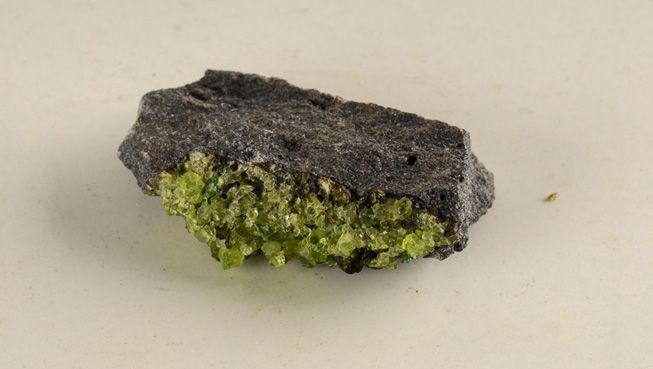 一块上面有橄榄石晶体的石头