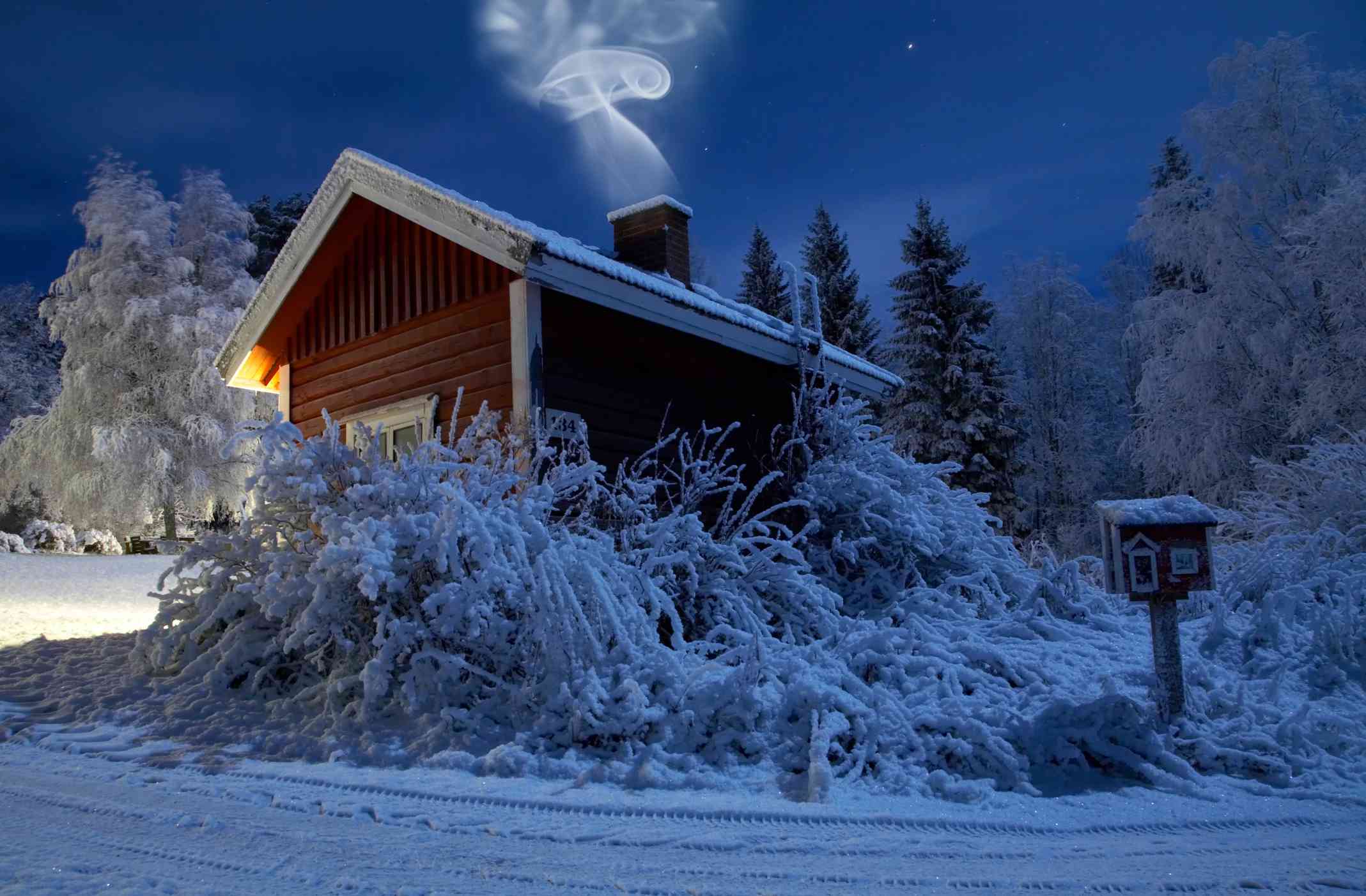 在大雪纷飞的芬兰，烟囱冒烟的木制桑拿房