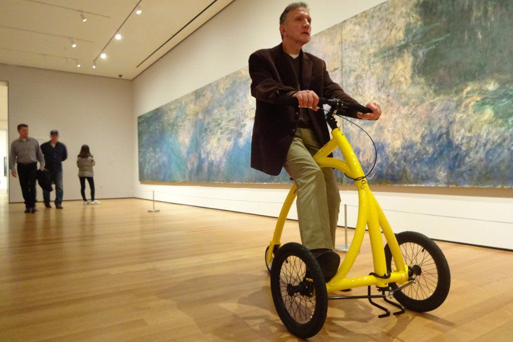 一个人在美术馆里骑着步行自行车
