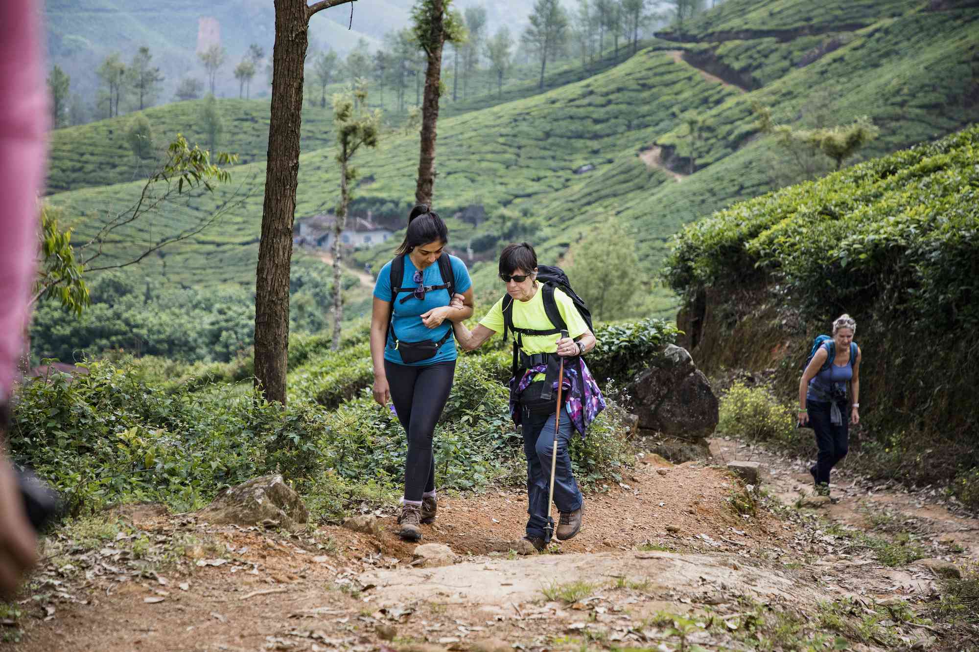 在印度乡村徒步旅行的妇女＂width=
