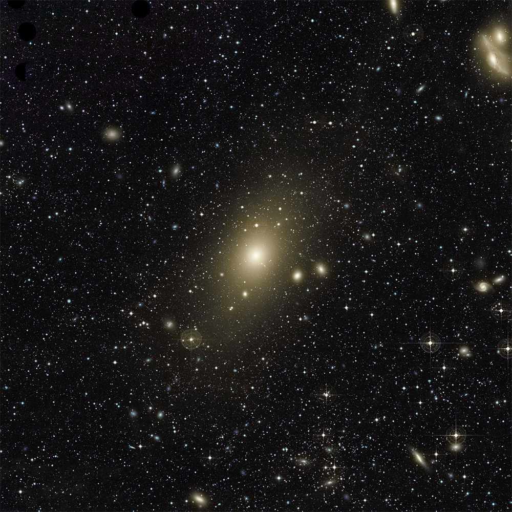 巨大的椭圆星系梅西耶87出现在这张非常深的图像上。最近，一个国际研究小组拍摄到了这一星系中心超大质量黑洞的照片。