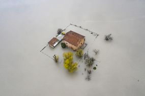 Po Valley的洪水淹没的房屋“width=