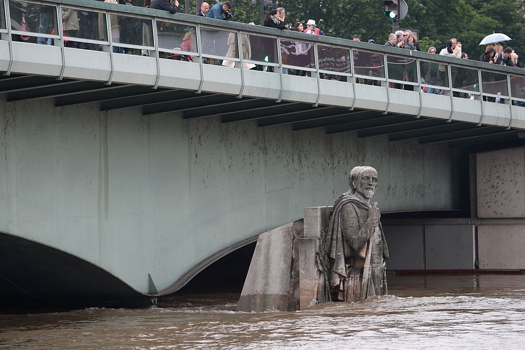 塞纳河河流在巴黎的庞特·德·阿尔玛（Pont de l'Alma）上升。