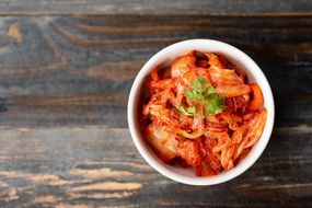 在碗的红色kimchi