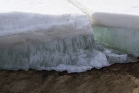 永冻层在冰雪覆盖的高地上，＂width=
