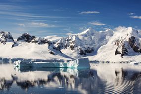 分隔帕尔默群岛和南极半岛的杰拉许海峡。南极半岛是地球上变暖最快的地区之一。＂width=