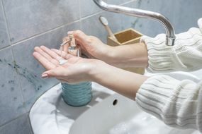 在打开水槽的水洗之前，把肥皂倒进手上＂width=