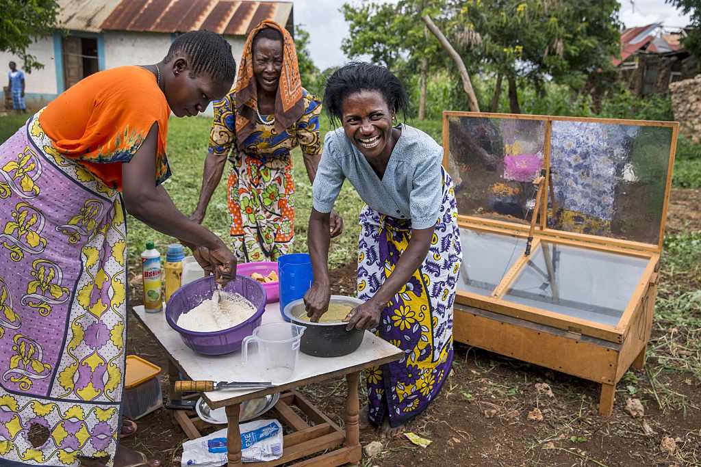 肯尼亚妇女用太阳能烤炉烤蛋糕。