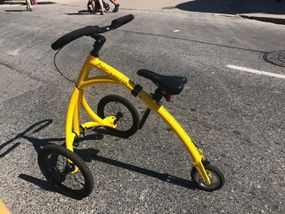 黄色和黑色自行车行走