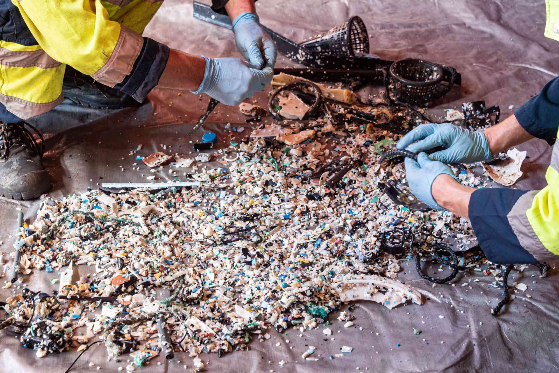 海洋清理工作人员对第一次成功打捞的塑料进行分类。