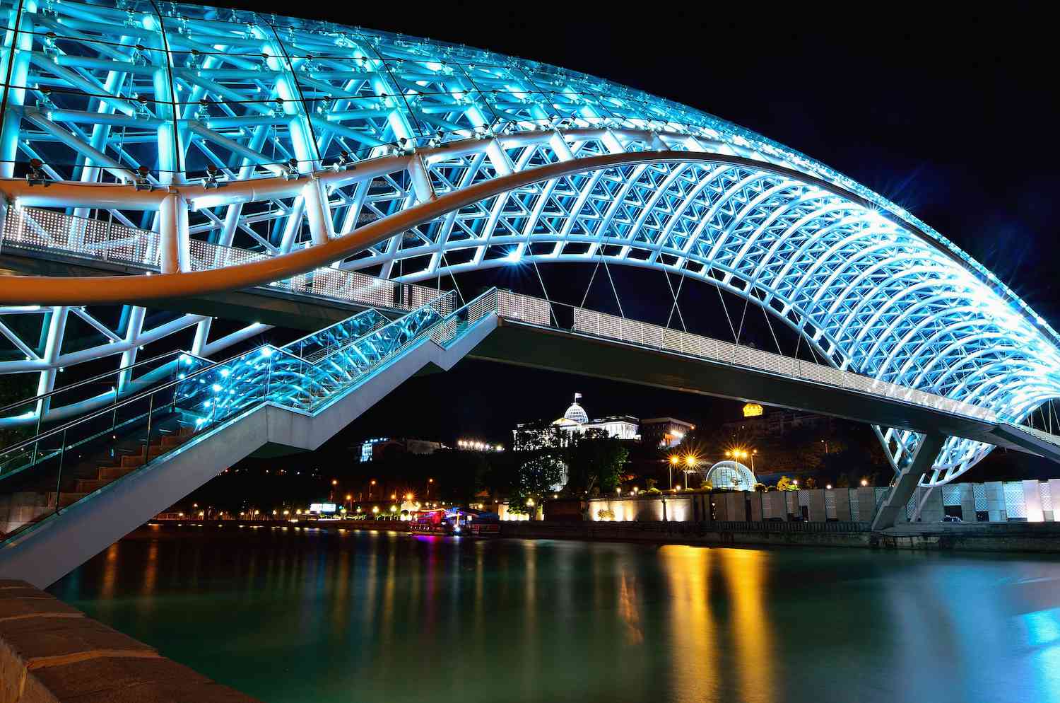 和平之桥在夜晚被蓝色的LED灯点亮