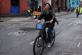 罗莎琳德·瑞在一辆自行车在伦敦”width=