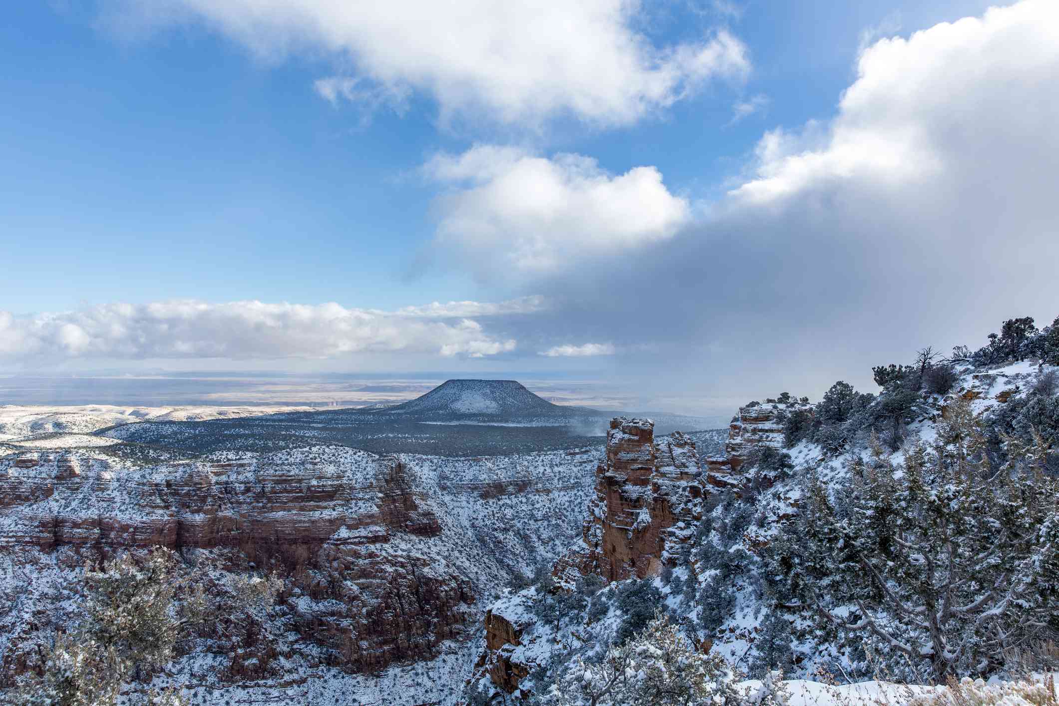 大峡谷的雪山上有蓝天白云