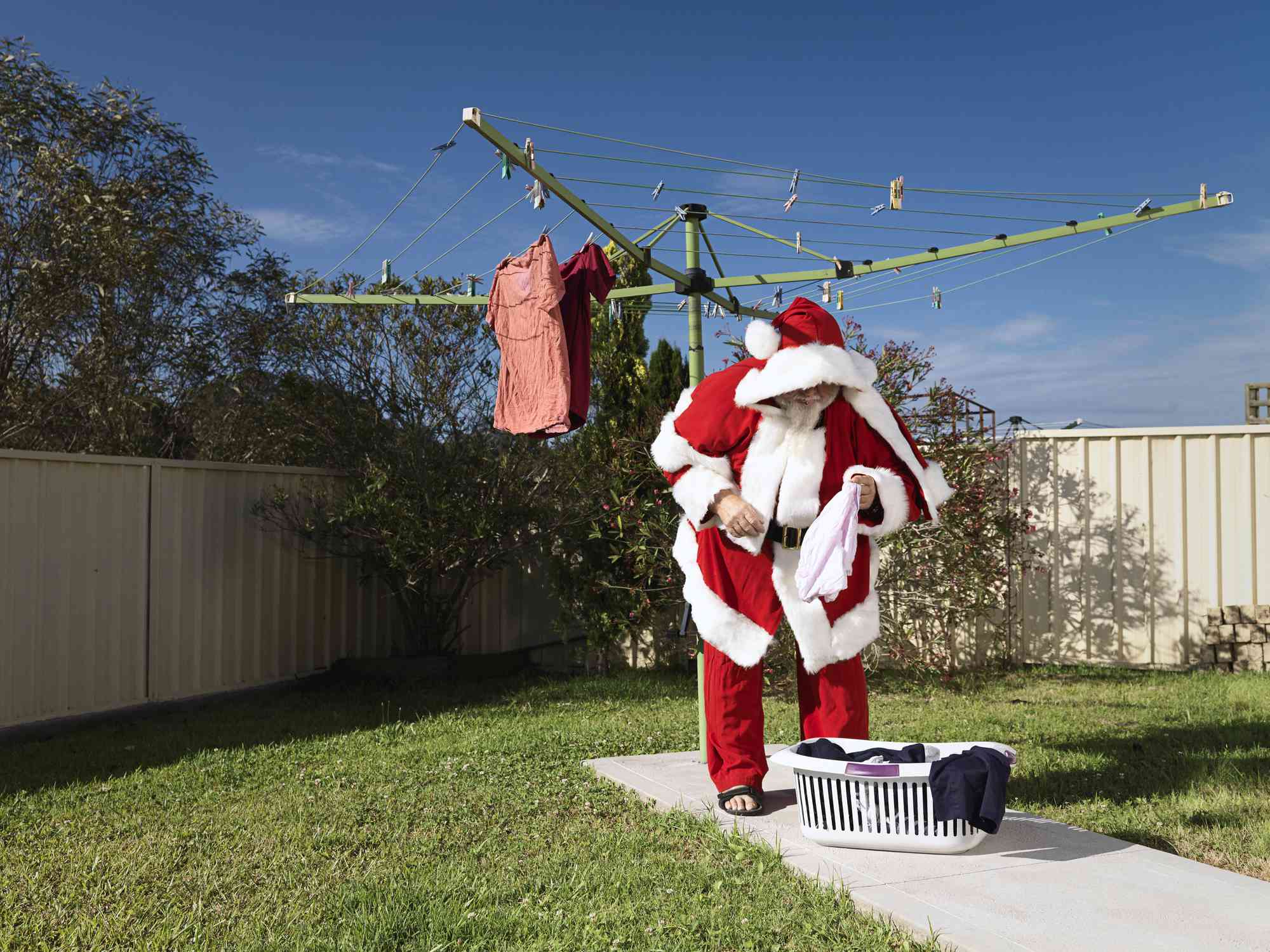 在澳大利亚炎热的圣诞节，圣诞老人穿着人字拖晾衣服