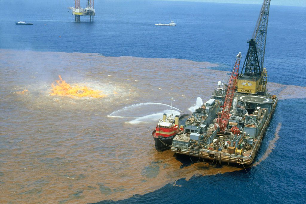 从鸟瞰图上可以看到油井向海洋中泄漏的石油＂width=