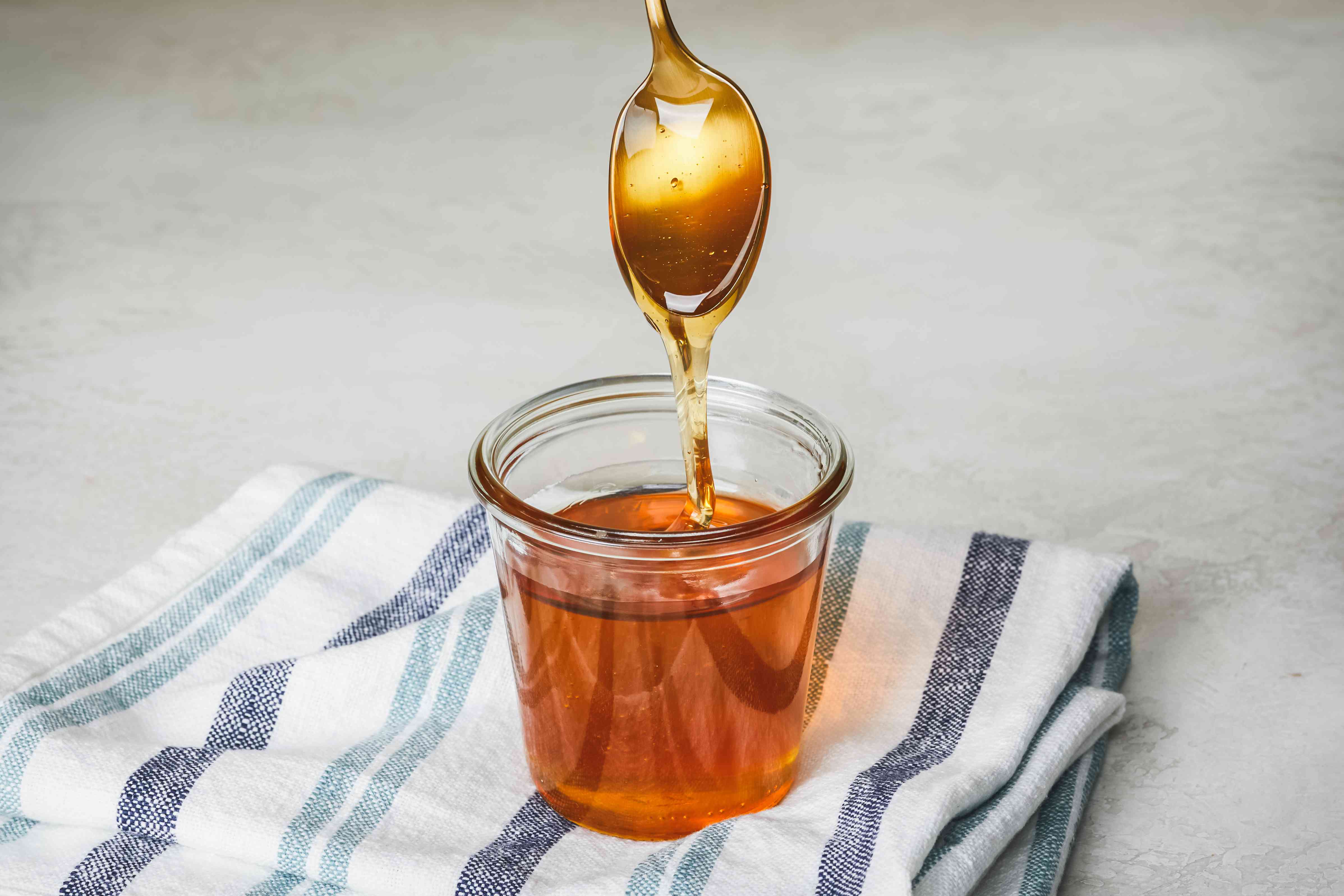 金勺蘸罐蜂蜜滴的退出