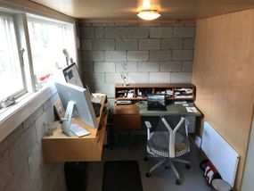 小型地下室家庭办公室＂width=