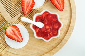 草莓在碗里捣碎。“width=
