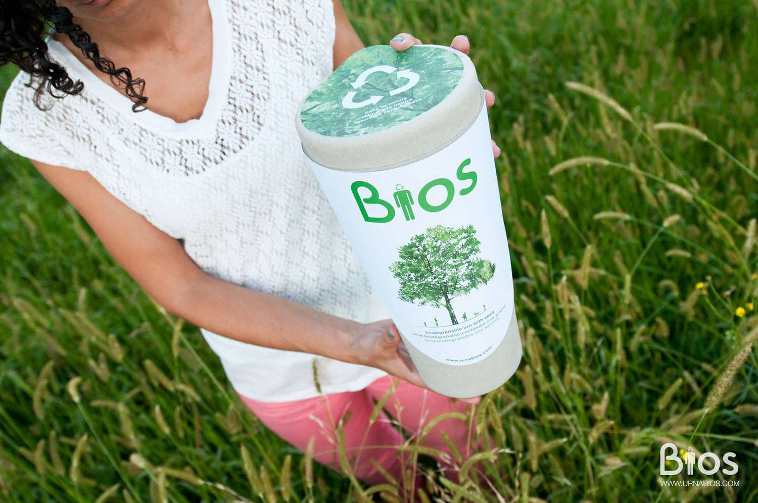 Bios骨灰盒是100%可生物降解的，里面装着你爱人的骨灰和一颗种树的种子。