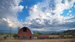小宅基地，经典的红色谷仓和灿烂的蓝天与云