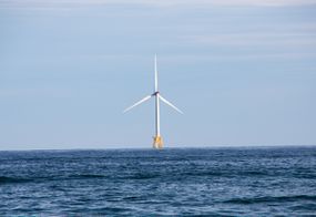 布洛克岛风力发电场是美国第一个商业海上风力发电场。它建于2015年至2016年，由五台涡轮机组成。