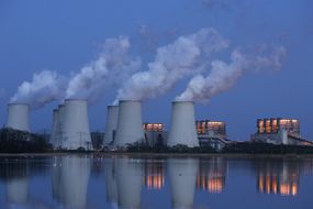2007年4月12日，在德国Jaenschwalde, Vatenfall旗下的Jaenschwalde褐煤发电厂冷却塔冒出的废气。