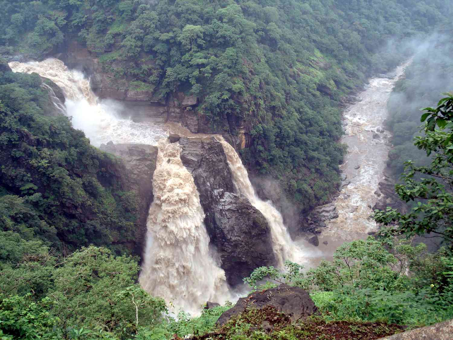 印度的Magod瀑布是一个被绿色植被包围的分段瀑布