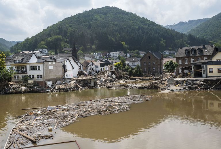 2021年7月23日，德国莱希，毁灭性的洪水灾难发生一周后，Ahr拍摄了被摧毁的房屋和河流。＂class=