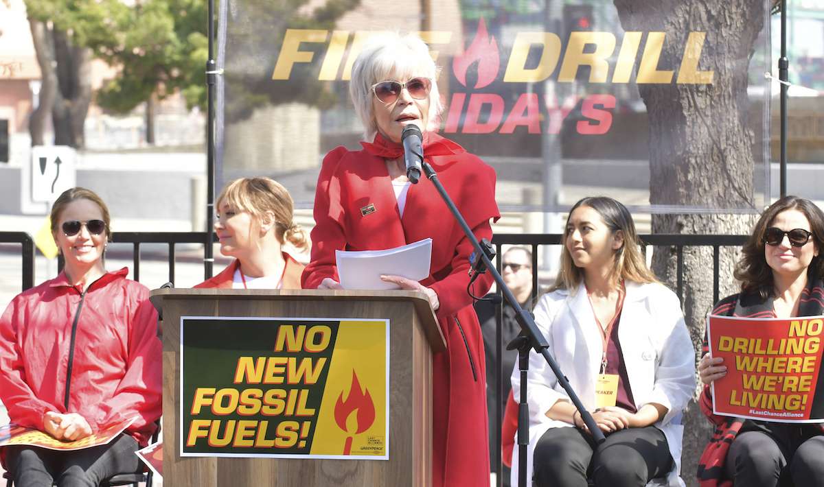 2020年3月6日，简·方达在加州威尔明顿圣佩德罗市政厅举行的“绿色和平美国将周五消防演习带到加州”活动上发表演讲。