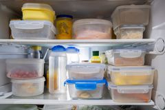 把食物储存在冰箱里的塑料盒子里