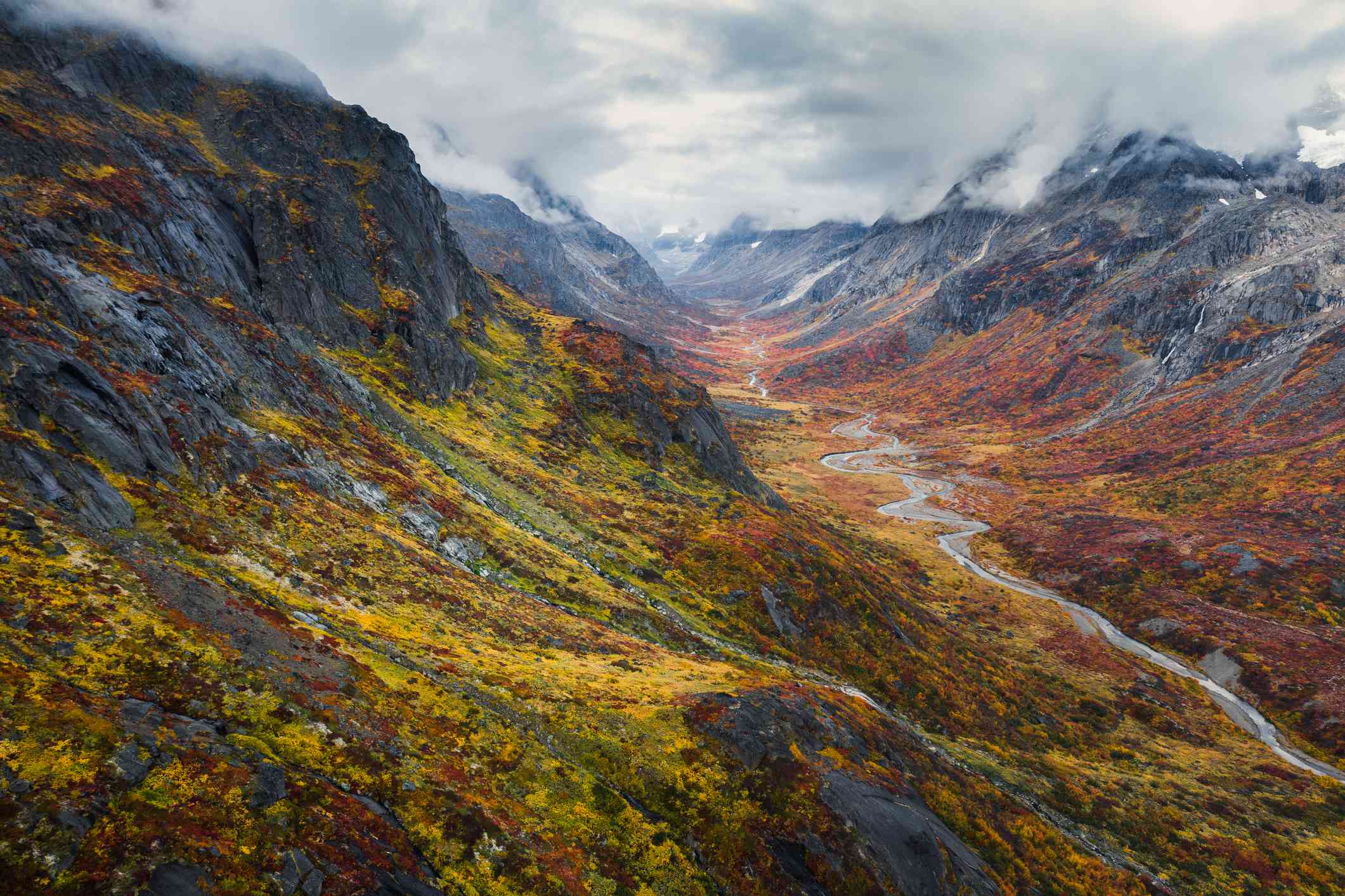 山脉和山谷与格陵兰岛南部的秋天的颜色