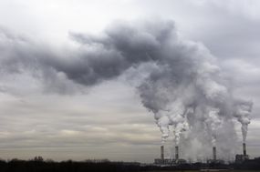 在阴天有污染的燃煤电厂。