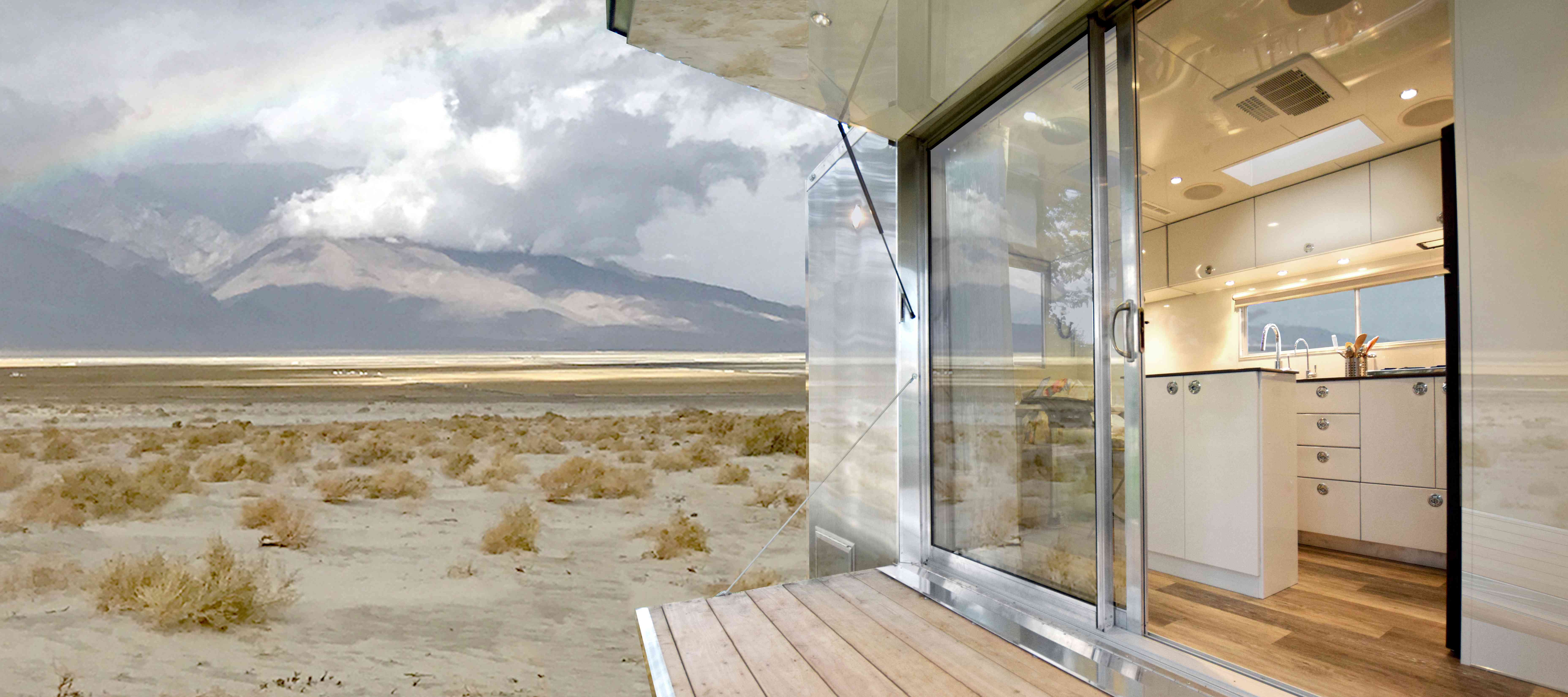 沙漠的外观和玻璃门背景中的山