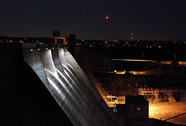 德克萨斯州奥斯汀附近的一个夜晚拍摄到曼斯菲尔德的大坝