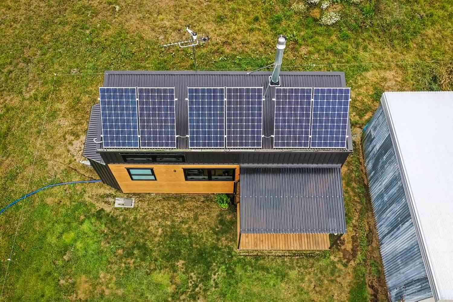 马克的DIY现代小型房屋太阳能电池板“width=