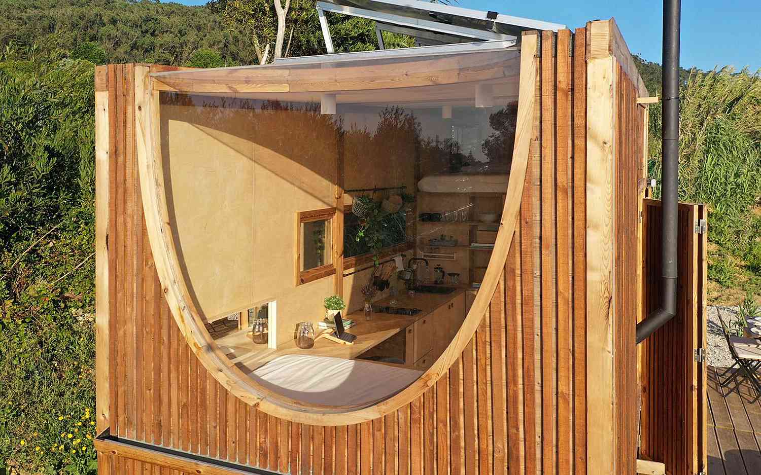 Ursa Tiny House by Madeiguincho椭圆形窗户