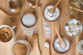 多种糖和糖的替代品在木制和陶瓷罐碗