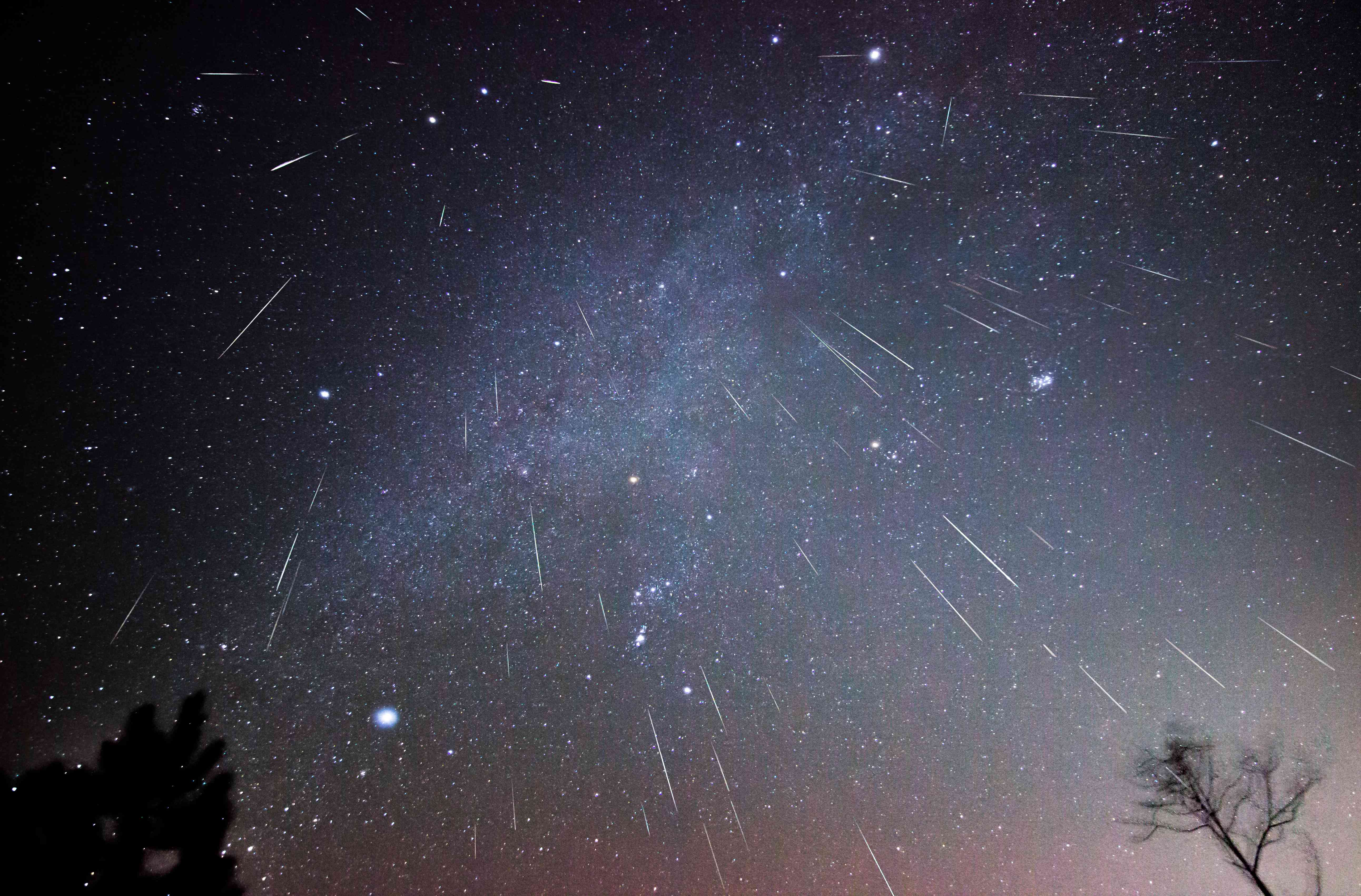 12月的一个夜晚，在弗吉尼亚州的一个偏远地区拍摄了几个小时的合成照片，照片中双子座流星雨向下倾泻。