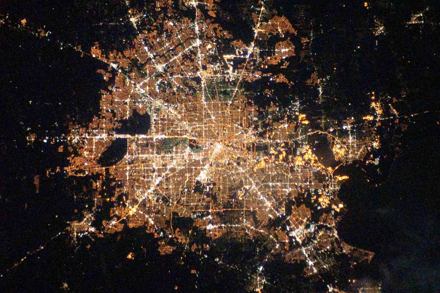 德克萨斯州休斯顿的卫星图像，夜间点亮