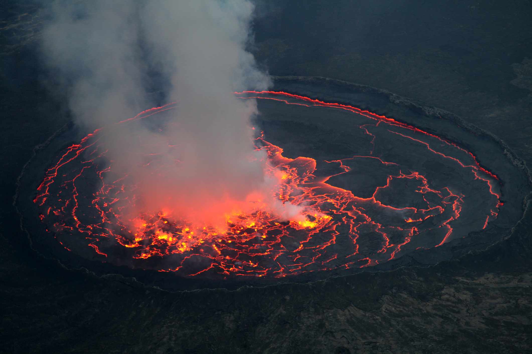 刚果Nyiragongo火山的熔岩湖“width=